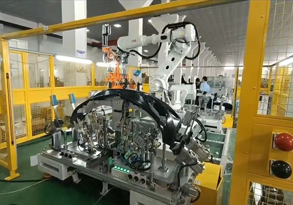 机器人保险杠孔冲焊接  